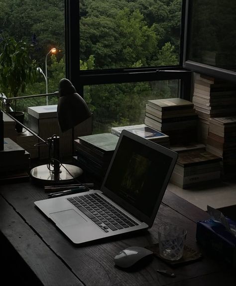 Studying Asethic, Studying Dark Aesthetic, Cluttercore Bedroom, Studying Life, Home Decor Living Room, Study Motivation Inspiration, Home Decorating Ideas, Academia Aesthetic, Studying Inspo