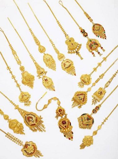 15 Latest Maang Tikka Jewellery Designs in Gold Gold Maang Tikka Designs, Gold Maang Tikka, Maang Tikka Design, Necklace Set Indian Bridal Jewelry, Tikka Designs, Hindu Jewelry, Tikka Jewelry, Gold Bracelet Simple, Gold Jewels Design