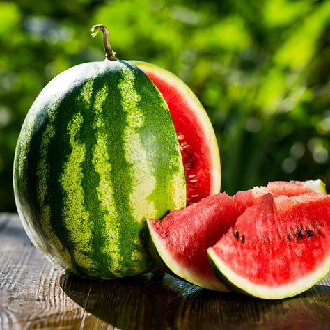 Benefits Of Eating Watermelon, How To Grow Watermelon, Watermelon Plant, Watermelon Drink, Mint Water, Eating Watermelon, Watermelon Art, Cut Watermelon, Watermelon Mint