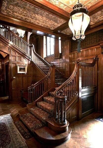 Victorian Homes Exterior, Victorian House Interiors, Old Victorian Homes, Traditional Staircase, Victorian Interiors, Wooden Staircases, Wooden Stairs, Victorian Decor, Grand Staircase