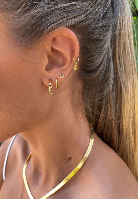 Ušný Piercing, Ear Styling, 22k Gold Earrings, Earring Inspo, Summer Jewellery, Cool Ear Piercings, Pretty Ear Piercings, Cute Ear Piercings, Dope Jewelry