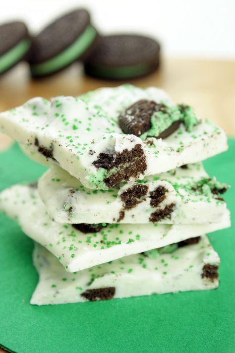 Mint Cookie Bark Mint Oreo Bark, Oreo Cookie Bark, Mint Oreo Cookies, Mint Bark, Cookie Bark, Oreo Bark, No Bake Recipe, Mint Oreo, St Patrick's Day Recipes