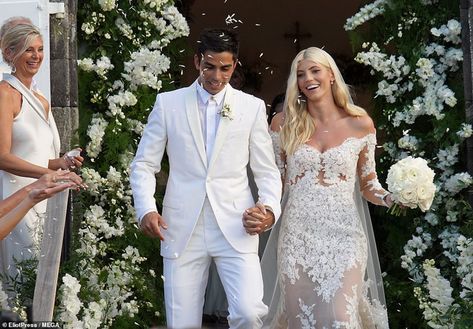 Victoria's Secret model Devon Windsor has traded the runway for the aisle as she marries the love of her life, Johnny 'Dex' Barbara. Bridal Shower Modern, Million Dollar Wedding, Shower Modern, Devon Windsor, Green Silk Dresses, St Barths, Pre Wedding Party, Long Veil, St Barts