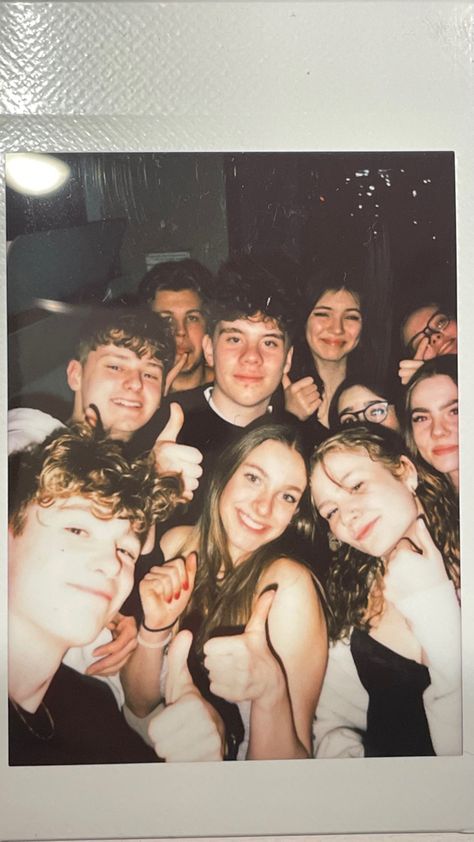 Group Selfie Reference, White Friends Aesthetic, Party Group Pictures, Big Group Photo Ideas, Group Photo Selfie, Polaroid Pictures Party, Group Selfie Ideas, Birthday Group Photoshoot Ideas, Happy Group Of Friends