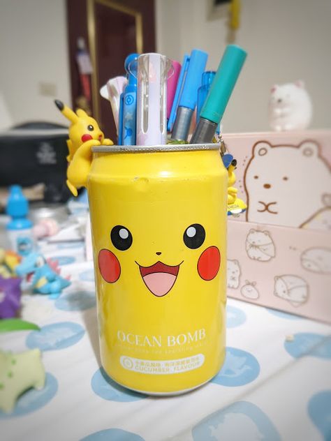 Pikachu soda can upcycled into a desktop pen holder Diy Pen Holder Ideas Aesthetic, Penstands Ideas, Soda Can Painting Ideas, Beer Can Crafts Diy, Pencil Holder Painting Ideas, Pen Holders Diy, Cute Pen Holder Diy, Beer Can Diy, Pen Holder Painting Ideas