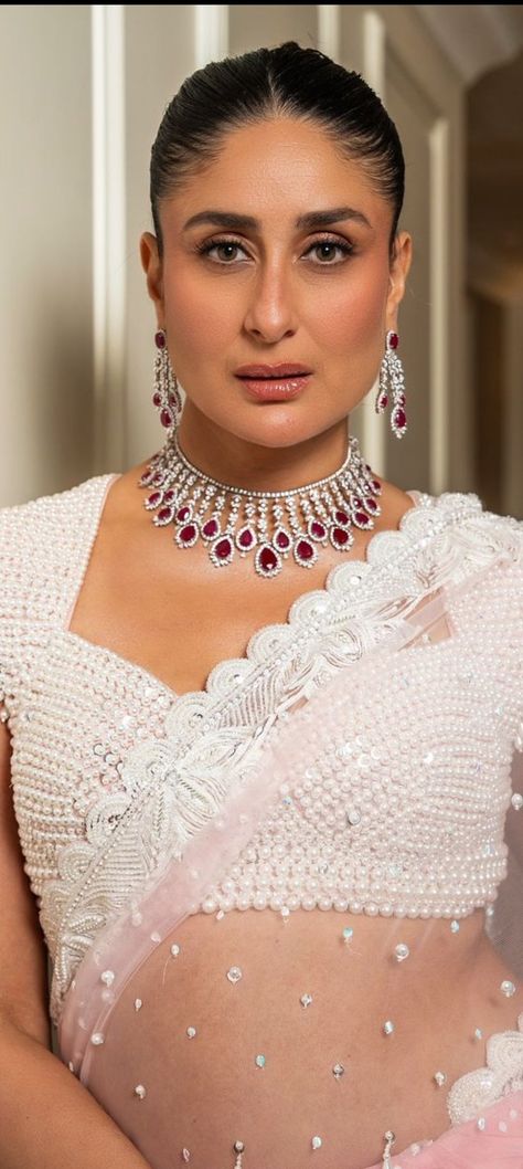 Kareena Kapoor Saree, Kareena Kapoor Photos, Kareena Kapoor Pics, Bollywood Beautiful, Actress Images, Kareena Kapoor Khan, Sonam Kapoor, Face Images, Kareena Kapoor