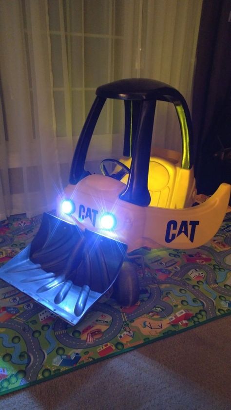 Kids Construction Costume, Construction Costume Kids, Construction Family Halloween Costume, Family Construction Halloween Costumes, Construction Family Costume, Cozy Coupe Halloween Costume, Diy Construction Costume, Toddler Construction Costume, Construction Halloween Costume