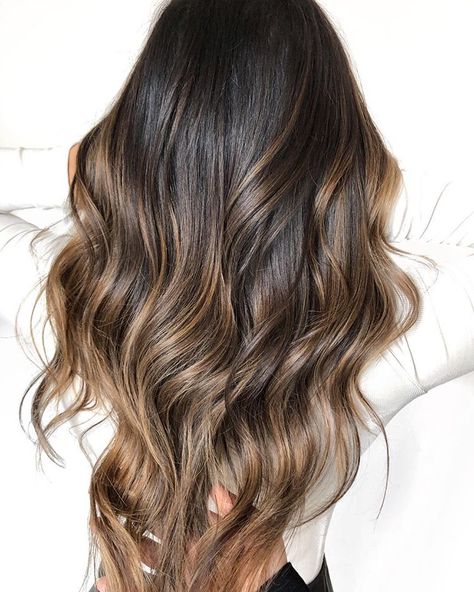 B E Y A N K A ✨ Woven balayage with a seamless finish to give me that piecey, dimensional result that I love for my brunettes!… Balayage Hair Morenas, Natural Hair Dye, Beach Waves Hair Tutorial, Best Hair Dye, Hair Dye Ideas, Bronde Balayage, Hair Color Caramel, Simple Prom Hair, Baby Light