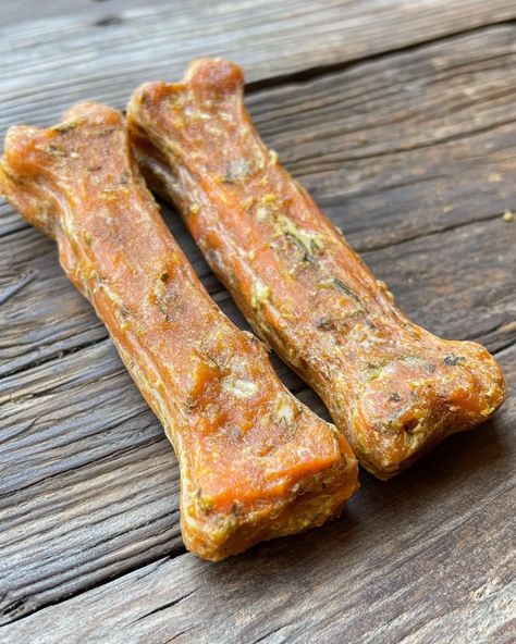 Apple and Carrot Hard Bones for Dogs are the perfect crunchy, healthy treat. Try this easy recipe your pup will love today! Healthy Dog Biscuits, Bones For Dogs, Dog Dental Treats, Carrot Dogs, Dog Treats Homemade Easy, Easy Dog Treat Recipes, Organic Dog Treats, Dog Biscuit Recipes, Easy Dog Treats