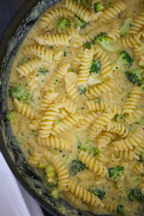 broccoli cheddar pasta in a skillet. One Pot Cheesy Broccoli Pasta, Cheddar Broccoli Recipes, Broccoli Cheddar Noodles, Cheddar Recipes Dinners, Broccoli And Cheddar Pasta, Cheddar Cheese Pasta Recipes, Cheddar Broccoli Noodles, Easy Recipes With Broccoli, Knorr Cheddar Broccoli Pasta Recipes