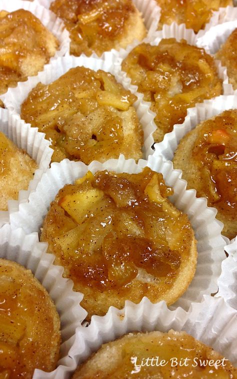 Pineapple Upside Down Cupcakes Upside Down Cupcakes, Pineapple Upside Down Cupcakes, Apple Cupcakes, Banana Pudding Cake, Spice Cake Recipes, Cupcake Mix, Pineapple Upside, Pineapple Upside Down, Pineapple Cake