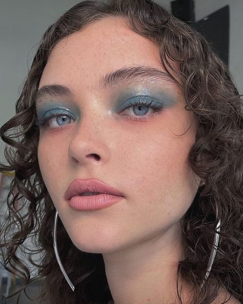 David Razzano on Instagram: "Glossed•Denim Eyes on the gorgeous @sydney_melman . Makeup by me using @danessa_myricks Colorfix Cream Pigment in custom mixed shade with clear top coat, lips @narsissist Matte Velvet Pencil in ‘Bad Girl’ . Hair by @madisonsullivanhair , style @johannaaquino . #makeupartist #glossymakeup #beautyeditorial #smokeyeye #editorialmakeup #eyemakeup #editorialbeauty #smokeyeyeshadow" Denim Makeup Look, 60s Eye Makeup, Baby Blue Eyeshadow, Sydney Melman, Turquoise Eyeshadow, Brown Eyes Pop, Blue Eyeshadow Looks, Danessa Myricks, Shimmery Eyeshadow