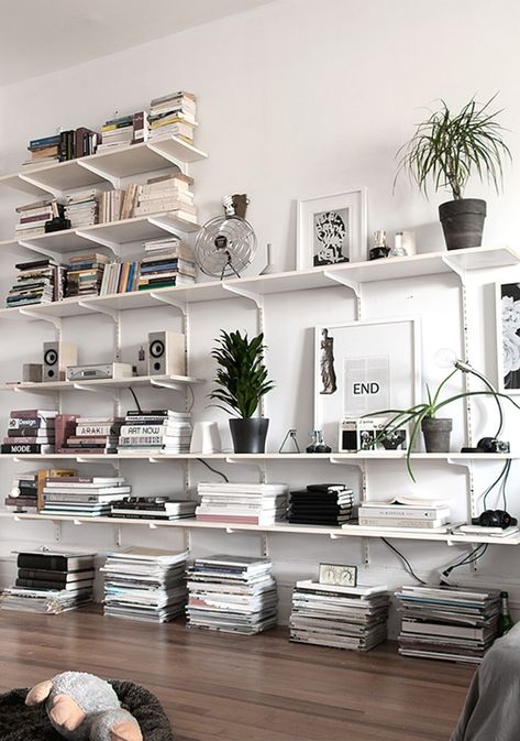 Little decor ideas for big impact: style those open shelves! - DIY home decor Story Shelves, Morpheus Sandman, Lots Of Books, Bookcase Wall, Home Libraries, Home Library, Interior Inspo, 인테리어 디자인, Home Interior