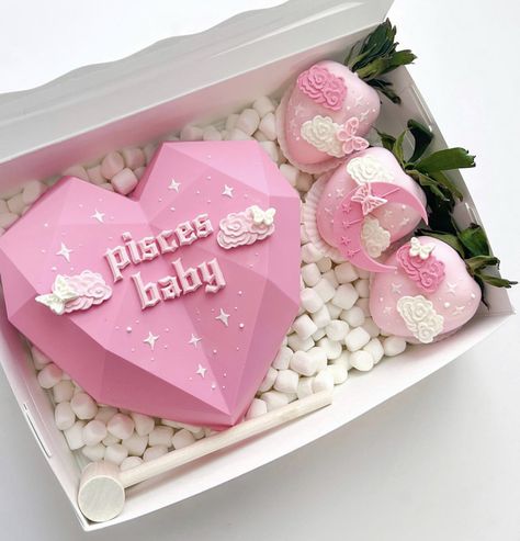 Piniata Cake, Valentine Chocolate Covered Strawberries, Chocolate Covered Desserts, Breakable Heart, Mothers Day Chocolates, Chocolate Covered Strawberry Recipe, Chocolate Covered Strawberries Bouquet, Strawberry Gifts, Chocolate Covered Fruit