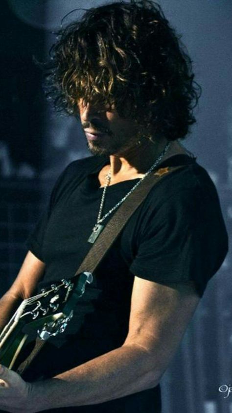 💕 Long Curly Hair Man, Cornell Aesthetic, Audioslave Chris Cornell, Hair Man, Temple Of The Dog, Smiling Man, Chris Cornell, Jim Morrison, Pearl Jam