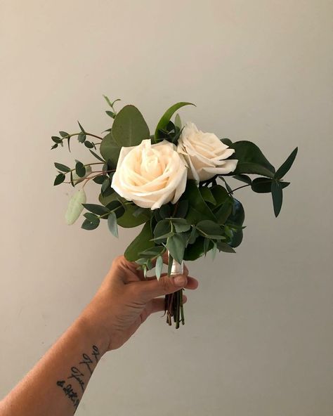 CBR585 beach wedding,  bridesmaids roses bouquet / ramo sencillo de rosas para damas Simple Bridesmaid Bouquets Greenery, Maid Of Honor Flower Bouquets, Rose Aesthetic Flower, One Rose Bouquet, White Rose Aesthetic, Fairmont Wedding, Simple Bridesmaid Bouquets, Single Rose Bouquet, Rose Bridesmaid Bouquet