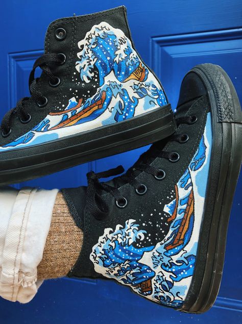 Shoes Painting Ideas Converse, Converse Painted, Diy Vans, Converse Art, Custom Converse Shoes, Converse Embroidery, Cool Converse, Wave Of Kanagawa, Converse Design