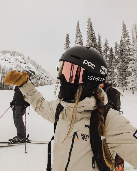 Camo Snowboarding Outfit, Snowboarding Girl Outfit, Freestyle Ski Outfit, Snowboarding Girl Aesthetic, Aesthetic Ski Outfit, Dope Snowboard Outfit, Ski Fits Aesthetic, Ski Girl Outfits, Skiing Outfit Aesthetic