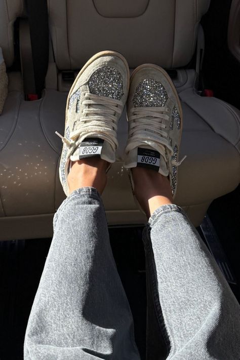 Golden Goose Outfit, Wishlist Shoes, Goose Shoes, Golden Goose Sneakers, Fancy Shoes, Fire Fits, Golden Goose Shoes, Sneakers Outfit, Golden Goose