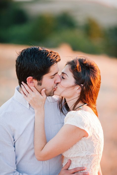 Kiss Images, Romantic Couple Kissing, Kiss Pictures, Cute Couples Hugging, Love Couple Photo, Photo Pose For Man, Couples Images, Cute Couples Kissing, Kissing Couples