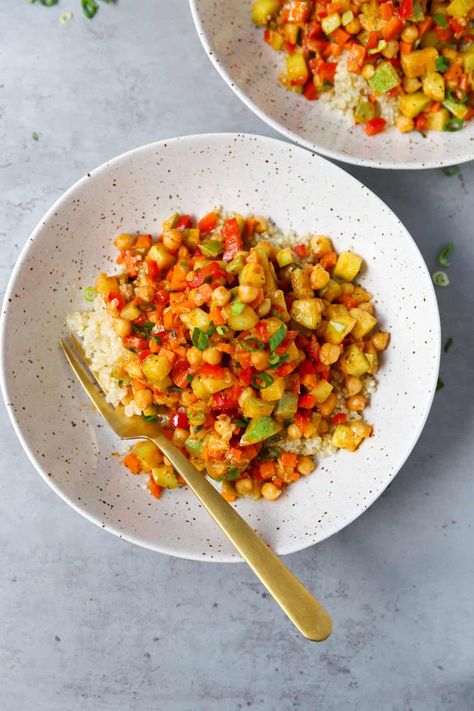 The best Chickpea Quinoa Recipe - quick to make quinoa bowls with chickpeas, red peppers, tomato sauce onions and carrots. Perfect for meal prep. Make Quinoa, Chickpea Quinoa, Quinoa Recipes Easy, Quinoa Bowls, Making Quinoa, Quinoa Recipe, Mouthwatering Food, Quinoa Bowl, Fried Cauliflower