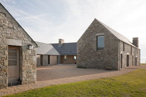 House in Blacksod Bay / Tierney Haines Architects Statement Windows, Houses In Ireland, Armani Casa, Stone Building, Armani Hotel, Contemporary Barn, Seaside House, Rural House, Stone Barns