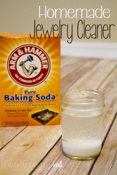 Homemade Jewelry Cleaner. Clean your rings, necklaces and earrings at home with this easy, inexpensive and non-toxic homemade jewelry cleaner. Jewelry Cleaner Homemade, Diy Jewelry Cleaner, Natural Jewelry Cleaner, Homemade Jewelry Cleaner, Jewelry Cleaner Diy, How To Clean Gold, Sandakan, Silver Jewelry Cleaner, Clean Gold Jewelry