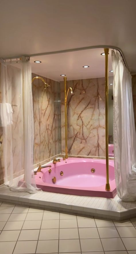 Bubble bath🛀 Bubble Bath Aesthetic, Bath Aesthetic, Home Stuff, Bubble Baths, Cafe Interior Design, Dating Games, Bath Products, Rose Cottage, Bubble Bath