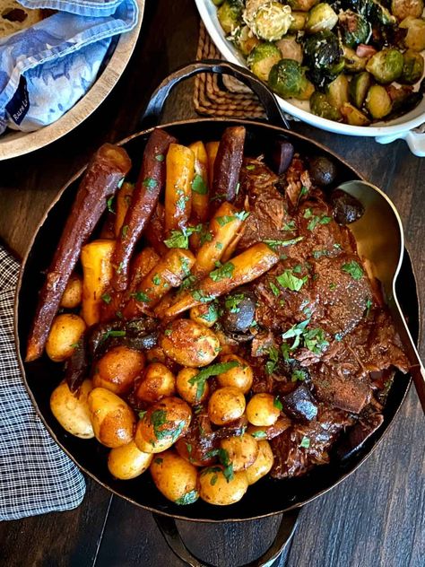 Oven-braised pot roast with garlic gravy is a cozy, low and slow one pot meal destined to become a family favorite! Dutch Oven Roast Beef, Beef Pot Roast Recipes, Garlic Pot Roast, Roast Dinner Ideas, Pot Roast In The Oven, Braised Pot Roast, Garlic Gravy, Oven Roast Beef, English Roast