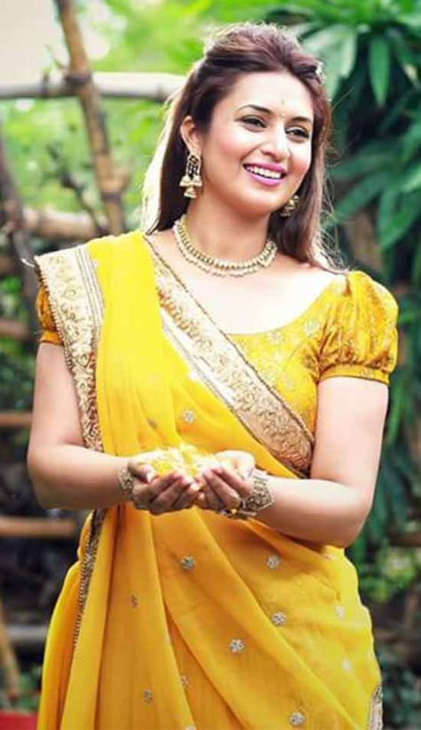 Black Net Saree, Actress In Saree, Divyanka Tripathi Saree, Chiffon Blouses Designs, Pakistani Women Dresses, Divyanka Tripathi, New Saree Blouse Designs, Orange Saree, Serial Actress