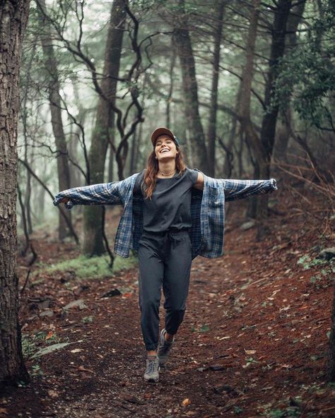 Mary Kate Robertson (@marykaterob) • Instagram photos and videos Adventure Poses, Summer Camping Outfits, Portret Feminin, Hiking Photography, Hiking Pictures, Outdoor Education, Photographie Portrait Inspiration, Portrait Photography Poses, Foto Poses