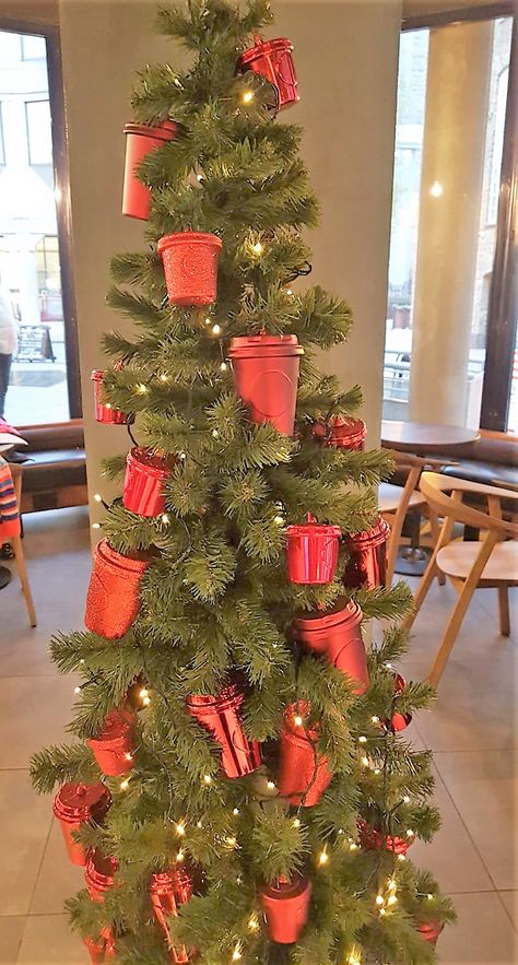 Christmas Caffe Decorations, Christmas Decor Ideas Cafe, Christmas Decor Cafe Shop, Christmas Decor Coffee Shop, Christmas Decor For Cafe, Christmas Coffee Shop Decorations, Cafe Christmas Decor, Coffee Christmas Tree, Christmas Cafe Decor