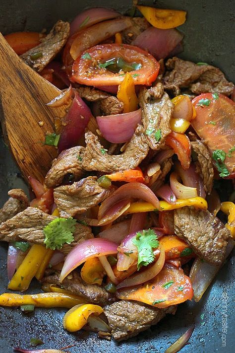 Saltado Peruvian, Peruvian Beef, Peruvian Dishes, Lomo Saltado, Peruvian Cuisine, Low Carb Meal, Peruvian Recipes, Beef Stir Fry, Skinny Taste Recipes