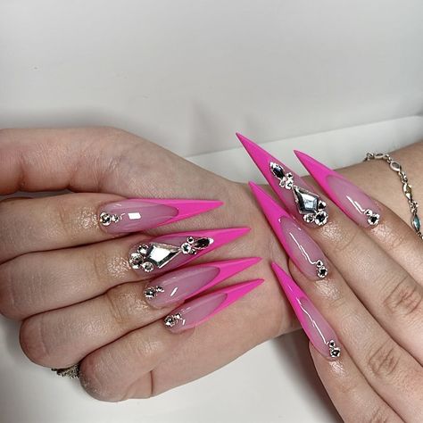 ig: nailsbysarahii_ <3 Pink Stiletto Nails, Acrylic Nails Stiletto, Neon Pink Nails, Hot Pink Nails, 10 Dollars, Stiletto Nails Designs, Glow Nails, More Clients, Pink Nail Designs