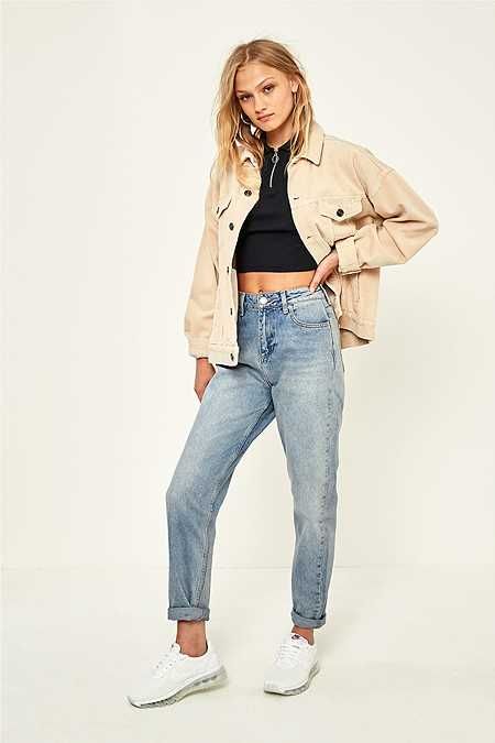 BDG - Veste en velours côtelé crème Cream Jacket Outfit, Beige Jacket Outfit, Shacket Outfit, Jean Beige, Winter Mode Outfits, Jacket Outfit Women, Beige Jeans, Jean Jacket Outfits, Denim Jacket Outfit