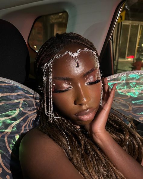 Halloween makeup look Elvish Makeup Ideas, Fairy Bridal Makeup, Fairy Makeup Black Women, Spring Fairy Makeup, Dark Fairy Costume Makeup, Fairy Garden Makeup, Enchanted Makeup Looks, Tooth Fairy Makeup, Natural Fairy Makeup