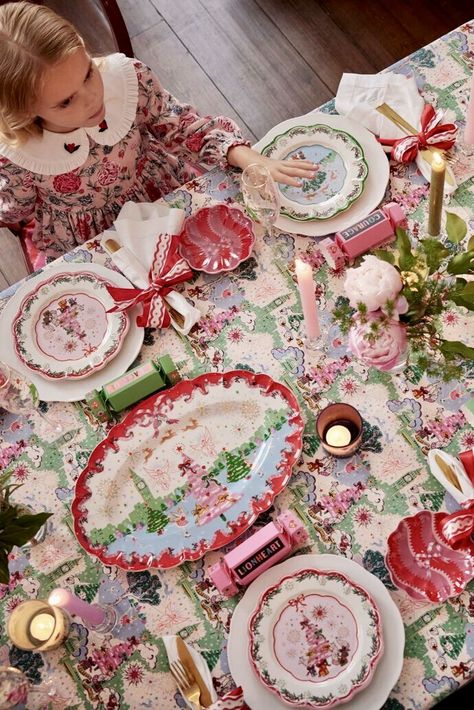 Christmas Table Settings 2024, Retro Christmas Tablescapes, Christmas Serving Table, Pink And Red Christmas Decor, Cath Kidston Christmas, Deco Pastel, Kitschy Christmas, Wrapped Gifts, Kitsch Christmas