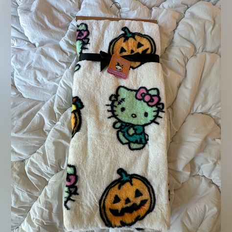 Hello Kitty Halloween Blanket - Frankenstein - Pumpkin | In New Condition | | Make Offers ! Halloween Hello Kitty Decor, Hello Kitty Halloween Blanket, Hello Kitty Shopping, Yard Decoration Ideas, Frankenstein Pumpkin, Vintage Blankets, Hello Kitty Bed, Hello Kitty Blanket, Halloween Plush