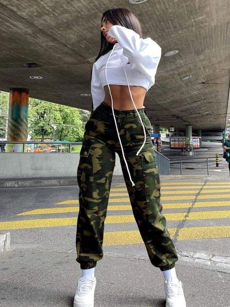 a3545bd79d31f9a72d3a78690adf73fcdesc50282892ri Military Pants Outfit Women, Casual Cargo Pants, Cargo Pants Outfit, Tomboy Style Outfits, Tomboy Fashion, Teen Fashion Outfits, Looks Vintage, Look Fashion, Cargo Pants