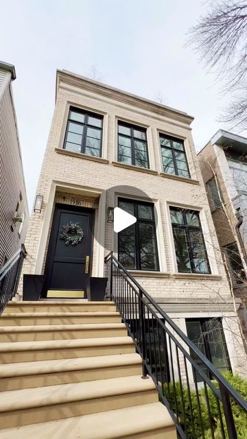 Chicago Houses Interior, New York Apartment Aesthetic Interior, Chicago Brownstone, New York Apartment Aesthetic, Brownstone Homes, Brooklyn Townhouse, Chicago L, City Homes, Chicago Real Estate