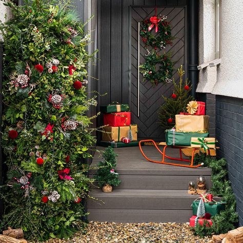 Christmas Door Arch, Easy Christmas Porch, Christmas Decor Easy, Porch Garland, Porch Decoration Ideas, Red Windows, Christmas Porch Ideas, Door Arch, Unique Christmas Decor