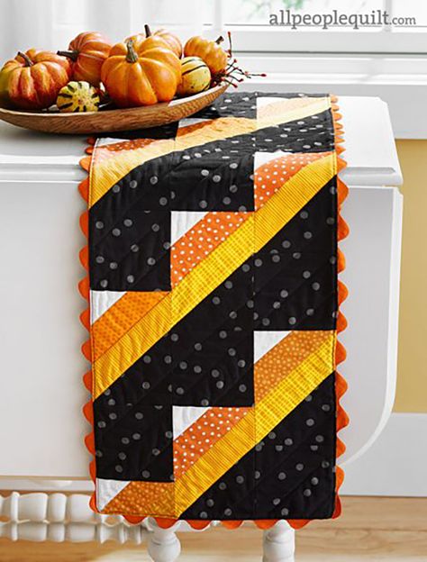 Corn Table, All People Quilt, Quilting Table, Halloween Table Runner, Table Ikea, Halloween Sewing, Halloween Table Runners, Fall Sewing, Quilted Table Runners Patterns