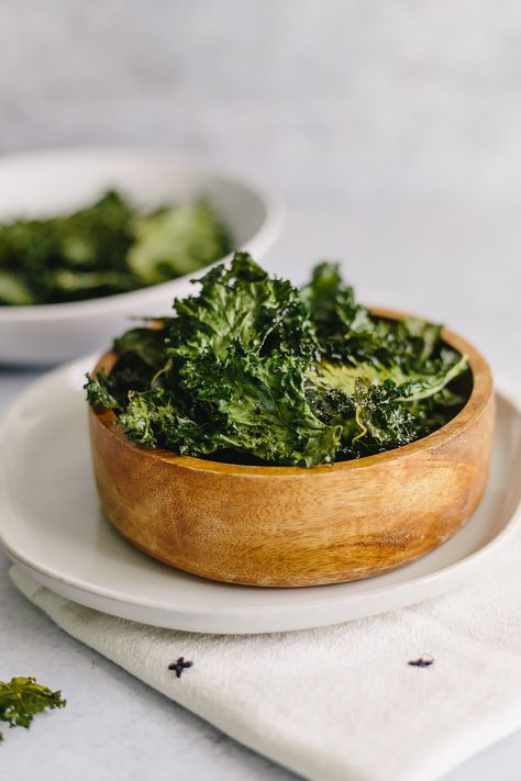 Sea Salt Kale Chips - Food Banjo Energy Bars Healthy, Crunchy Kale, Kale Crisps, Healthy High Protein Snacks, Kale Chips Baked, What Is Healthy Food, Yummy Vegetable Recipes, Kale Chip Recipes, Healthy Bedtime Snacks