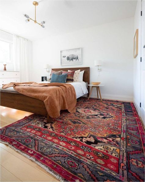 Rugs In Bedroom Aesthetic, Barbie Mansion, Rugs In Bedroom, Persian Rug Bedroom, Bedroom Aesthetic Vintage, Household Design, Ethnic Rugs, Dc Apartment, Nordic Rug