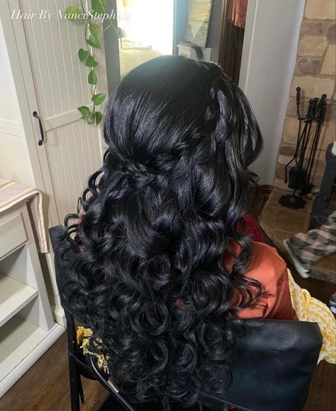 Half Up And Half Down Quince Hairstyles, Dama Hair Styles For Quince, Dark Prom Hairstyles, Hair Down Hairstyles For Quince, Curled Quinceanera Hair, Quinceanera Hairstyles Braids, Half Up Half Down 15 Hairstyles, Qencenera Hairstyles, Sweet 15 Hairstyles Curls Long Curly