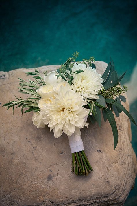 White Dahlia Bouquet, Daliah Flower, Dahlia Bridal Bouquet, Dahlia Wedding Bouquets, Chrysanthemum Wedding, Small Bridal Bouquets, Venice Wedding, Dahlias Wedding, Dahlia Bouquet