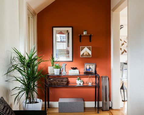 Orange Painted Walls, Orange Accent Walls, Red Accent Wall, Lampe Art Deco, Accent Wall Colors, Accent Wall Paint, Orange Walls, Bachelor Pad, Online Interior Design