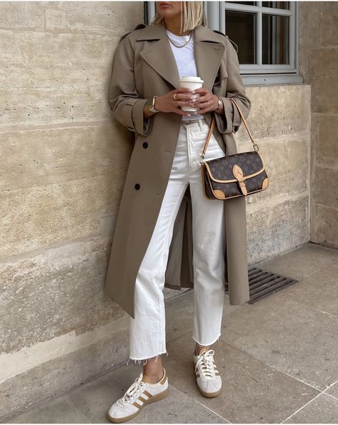 Trenchcoat Outfits, Adidas Samba Outfit Women, Lady Outfit, Adidas Samba Outfit, White Pants Outfit, Europe Outfits, Smart Casual Style, Nice Outfits, Autumn Outfits