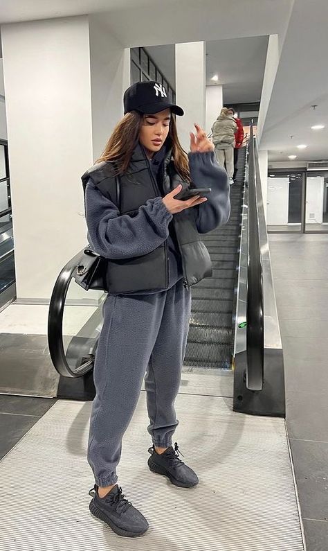 Ozweego Outfit Women, Fashion Outfits Casual, Cosy Outfit, Getting Bored, Classy Winter Outfits, Chic Winter Outfits, Winter Fashion Outfits Casual, Sunny Beach, Stylish Work Outfits