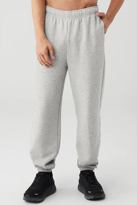 Accolade Sweatpant - Athletic Heather Grey | Alo Yoga Joggers For Men, Cozy Sweatpants, Sweat Joggers, Womens Capris, Grey Joggers, Street Look, Mens Joggers, Alo Yoga, Unisex Style